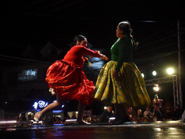 Pasarela de la Chola Paceña del Bicentenario se transforma en explosión de colores y glamour