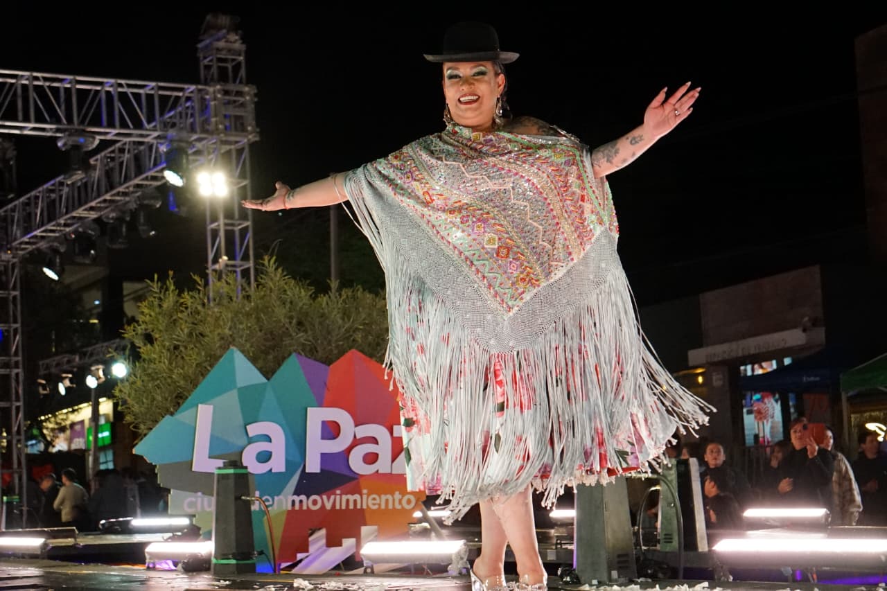 Pasarela de la Chola Paceña del Bicentenario se transforma en explosión de colores y glamour