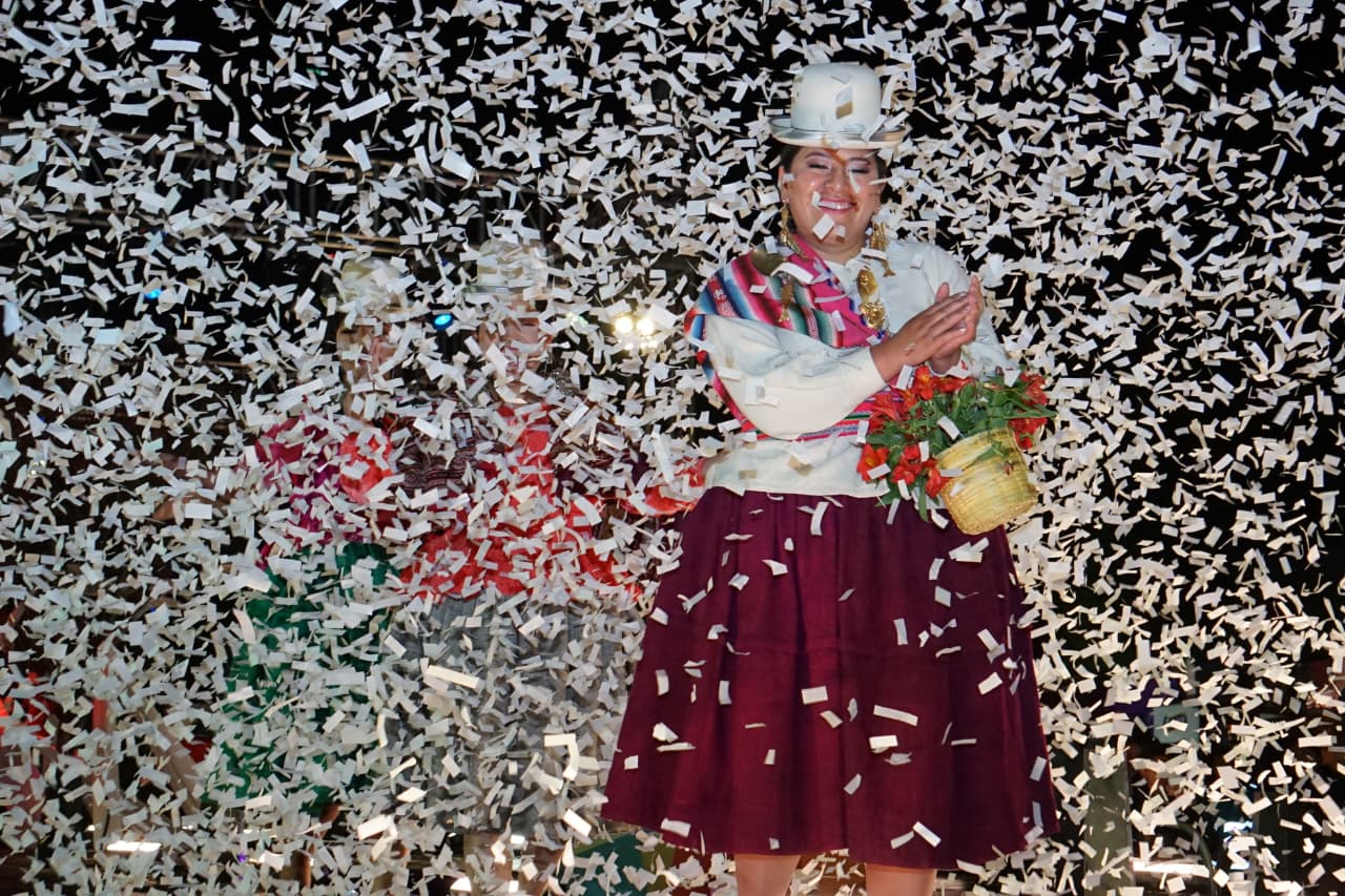Pasarela de la Chola Paceña del Bicentenario se transforma en explosión de colores y glamour