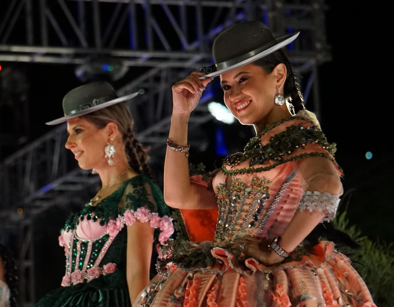Pasarela de la Chola Paceña del Bicentenario se transforma en explosión de colores y glamour