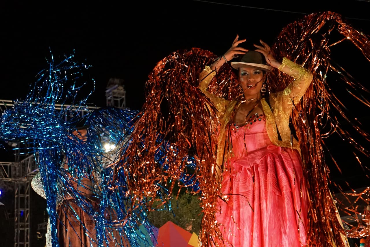 Pasarela de la Chola Paceña del Bicentenario se transforma en explosión de colores y glamour