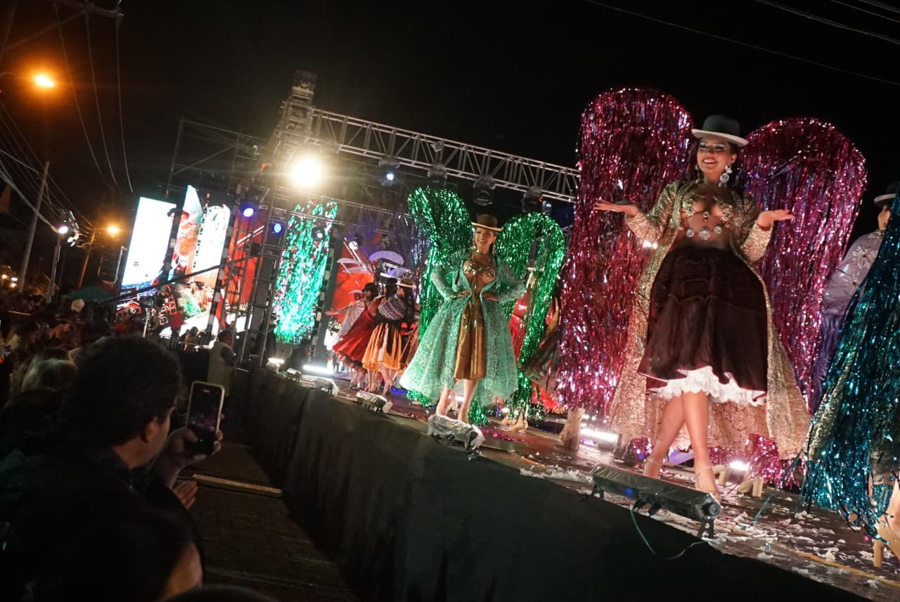 Pasarela de la Chola Paceña del Bicentenario se transforma en explosión de colores y glamour