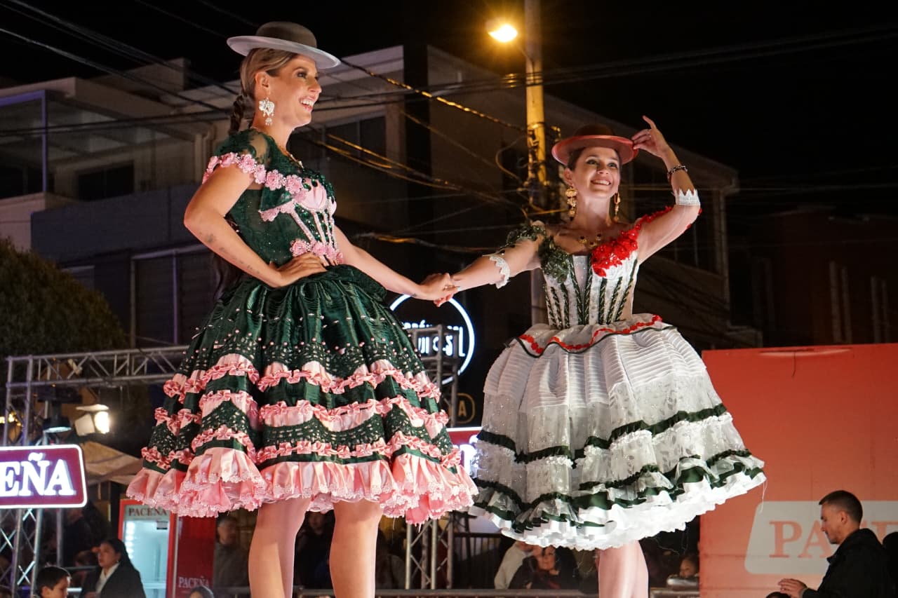 Pasarela de la Chola Paceña del Bicentenario se transforma en explosión de colores y glamour