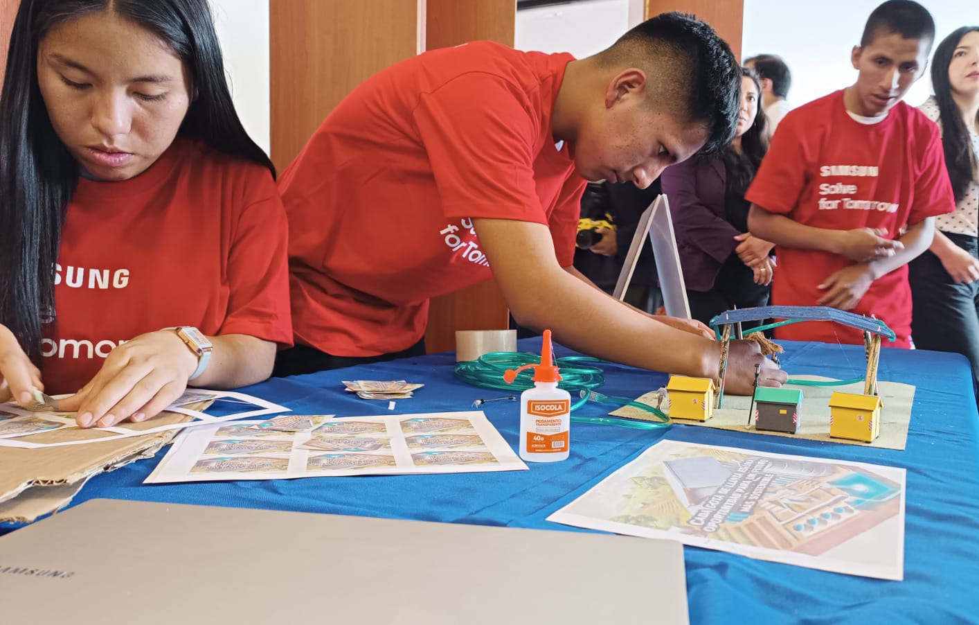 Estos son los 10 proyectos estudiantiles semifinalistas de Solve for Tomorrow Bolivia que pasarán a la votación en línea