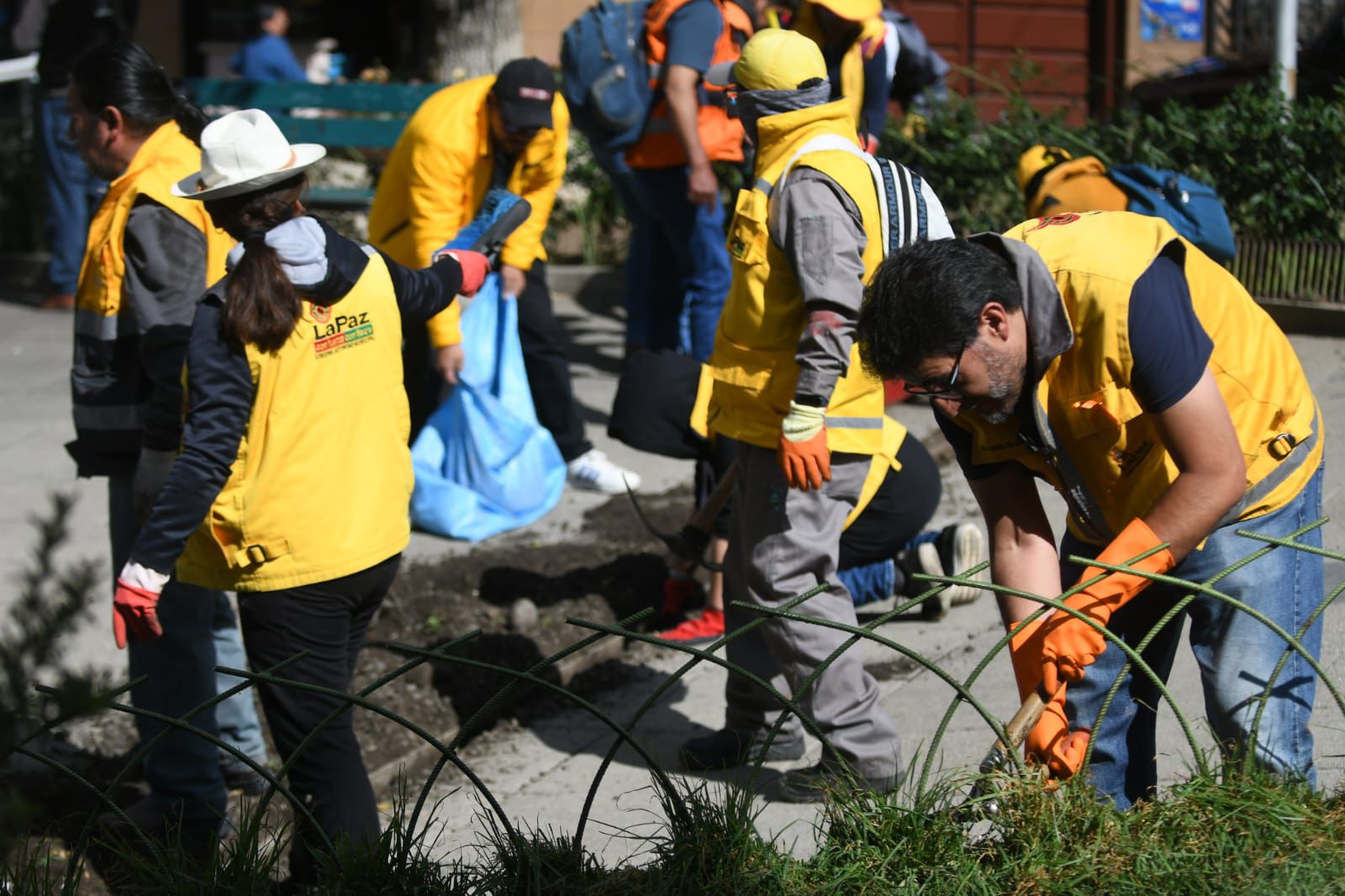 Voluntarios de Sol Bo realizan limpieza en el Cruce de Villas