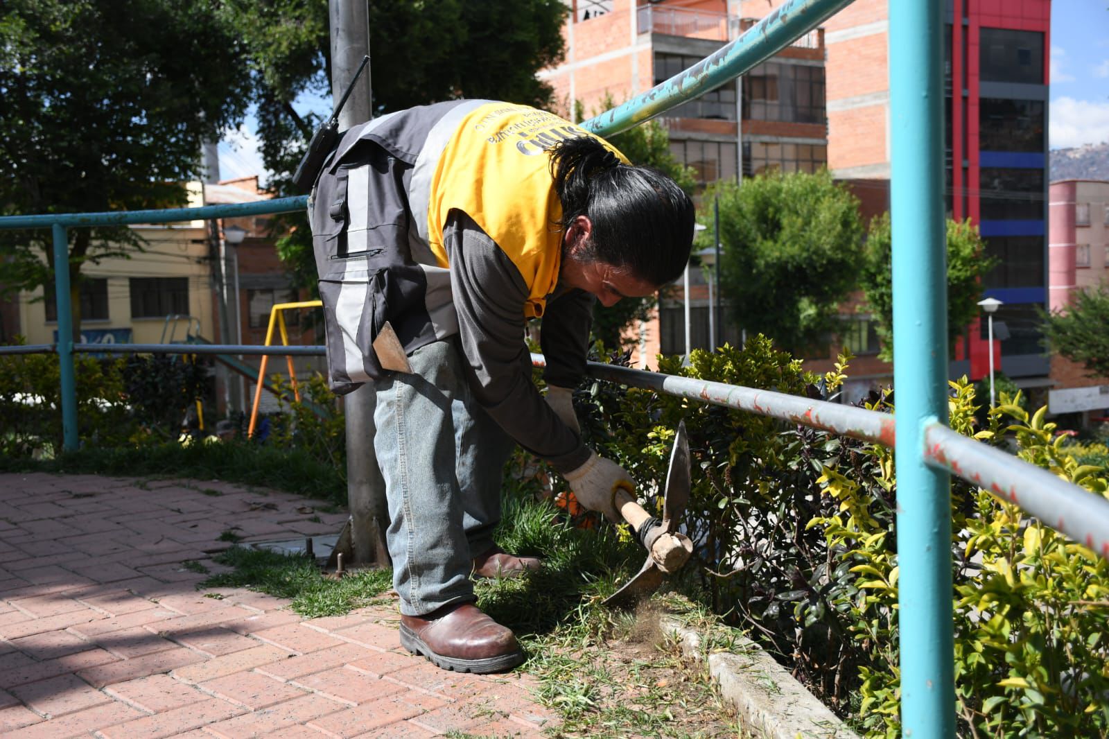 Voluntarios de Sol Bo realizan limpieza en el Cruce de Villas