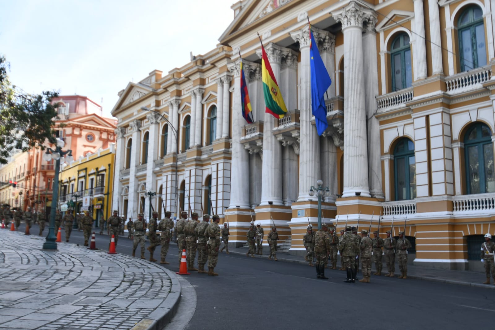 Militares ultiman ensayos en plaza Murillo para la posesión de Paz
