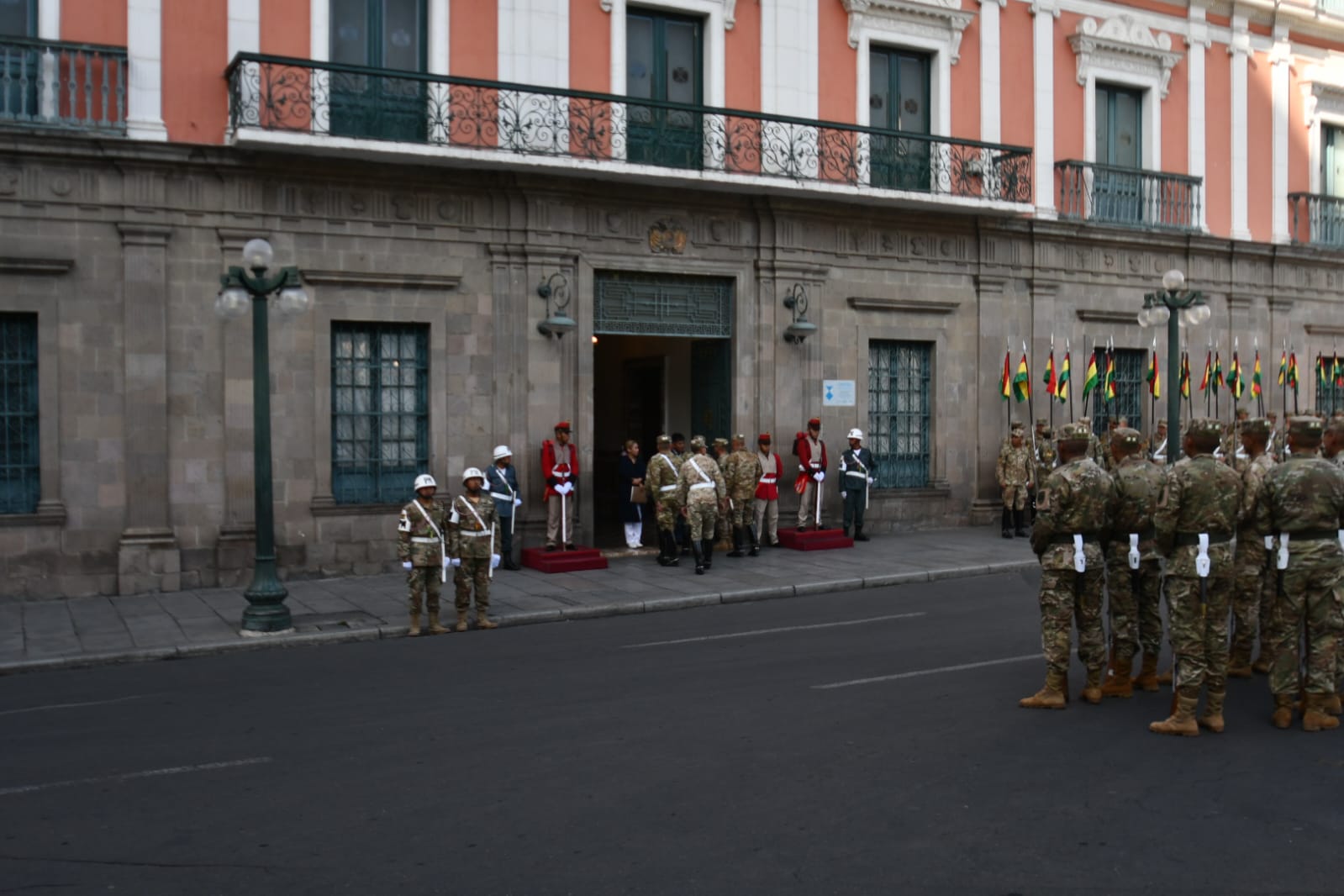 Militares ultiman ensayos en plaza Murillo para la posesión de Paz