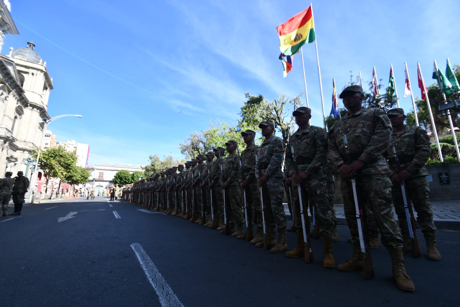Militares ultiman ensayos en plaza Murillo para la posesión de Paz