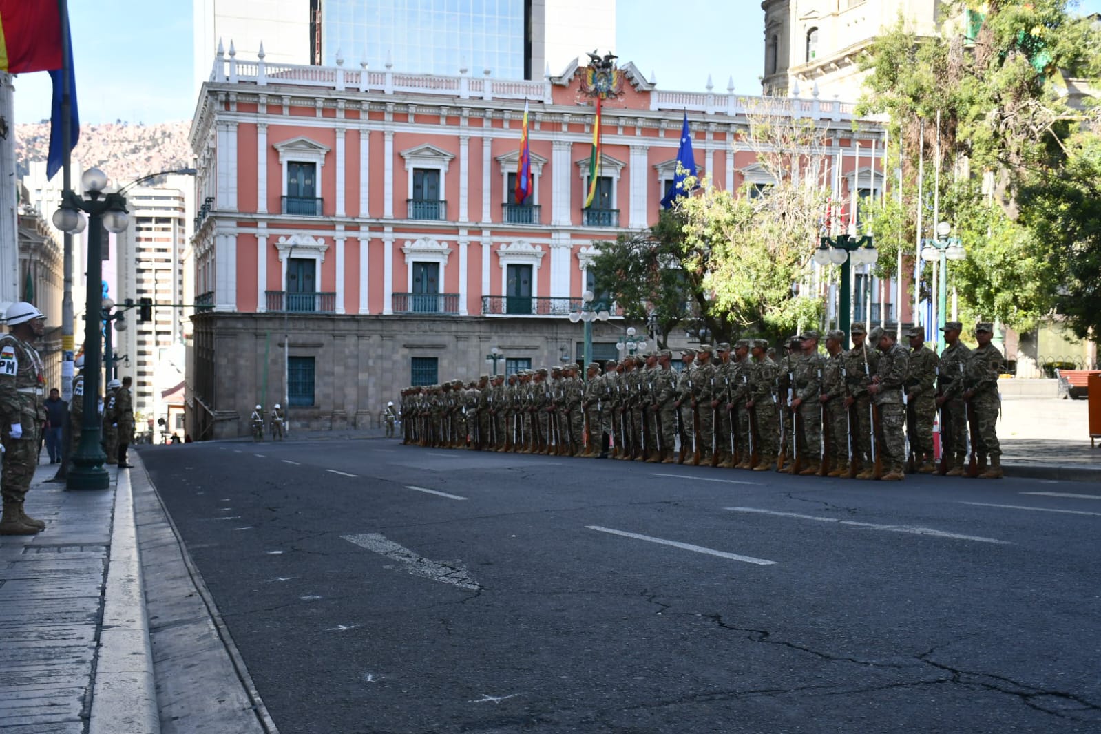 Militares ultiman ensayos en plaza Murillo para la posesión de Paz