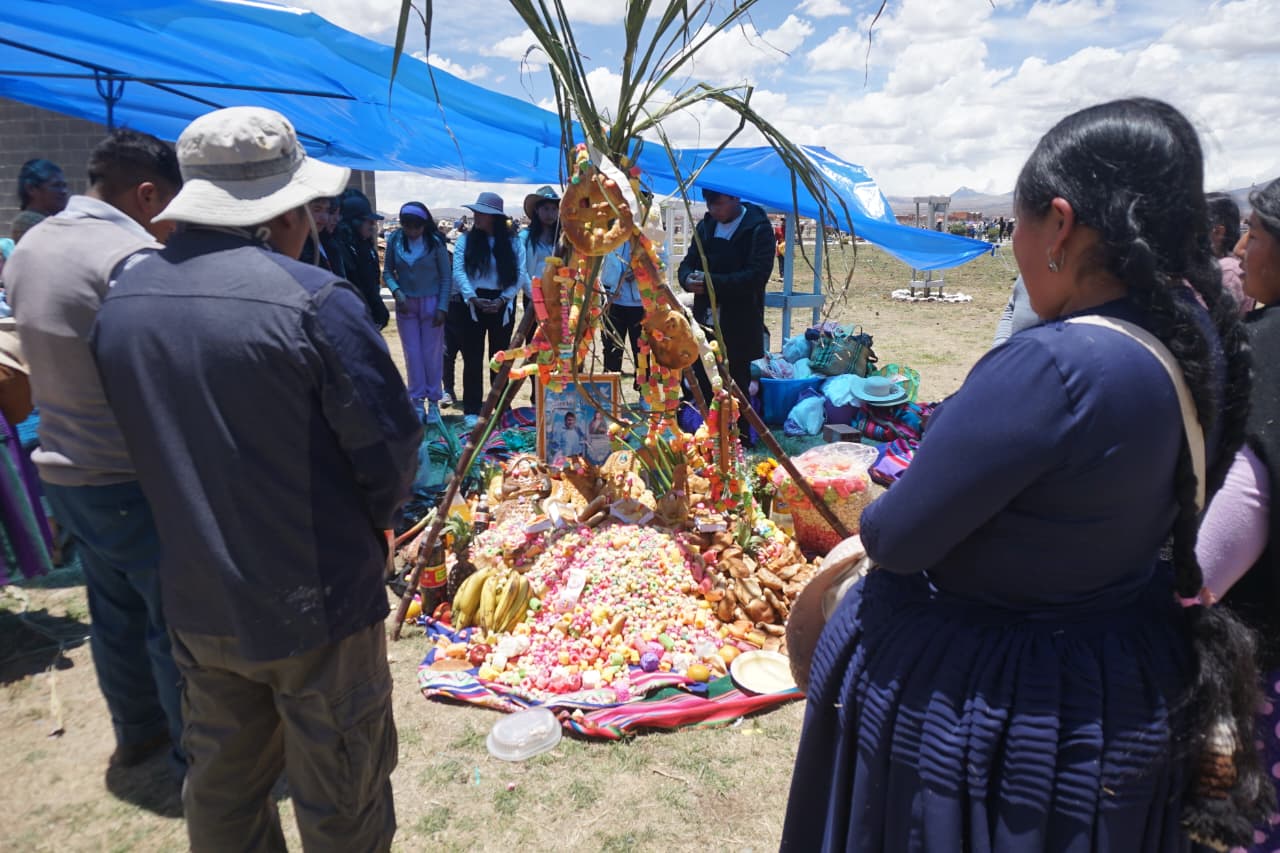 Familias despiden a las almas de los difuntos con altares en cementerios y calles