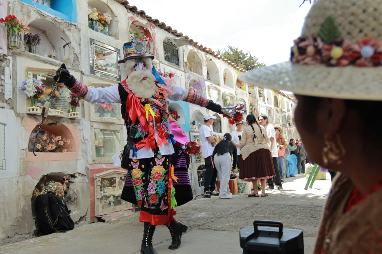 Familias despiden a las almas de los difuntos con altares en cementerios y calles