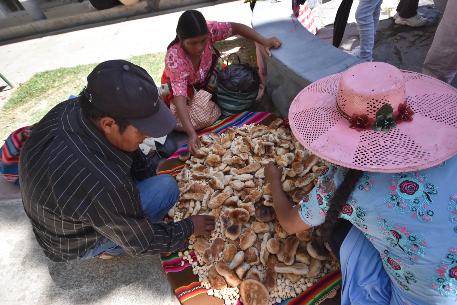 Familias despiden a las almas de los difuntos con altares en cementerios y calles