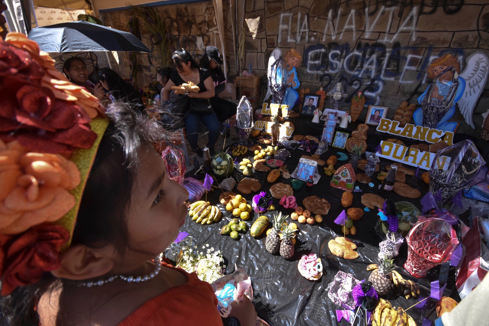 Familias despiden a las almas de los difuntos con altares en cementerios y calles