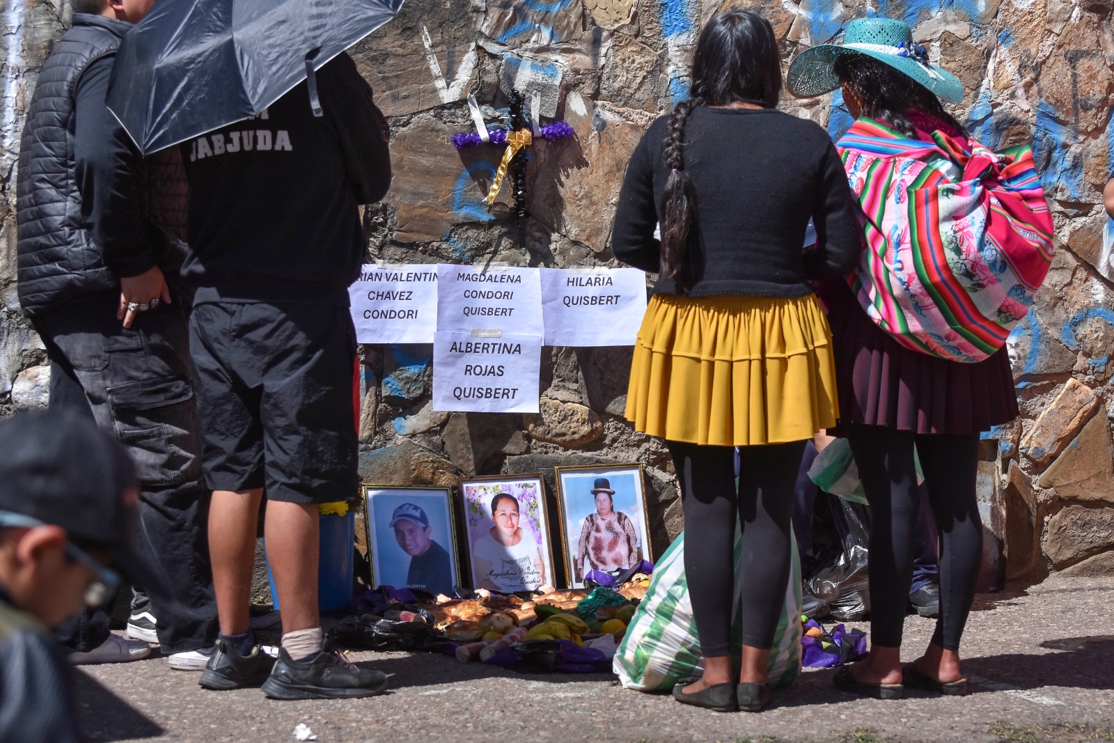 Familias despiden a las almas de los difuntos con altares en cementerios y calles