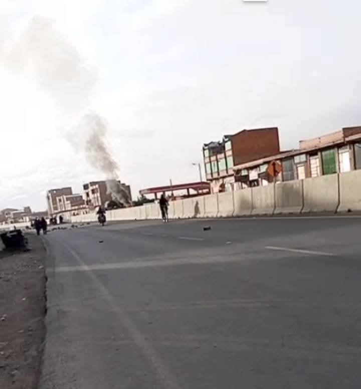 Comunarios de Laja bloquean la ruta a Copacabana; denuncian falta de atención del INE