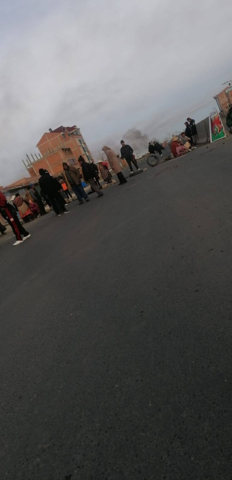 Comunarios de Laja bloquean la ruta a Copacabana; denuncian falta de atención del INE