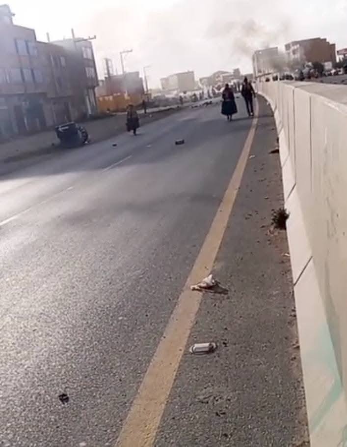 Comunarios de Laja bloquean la ruta a Copacabana; denuncian falta de atención del INE