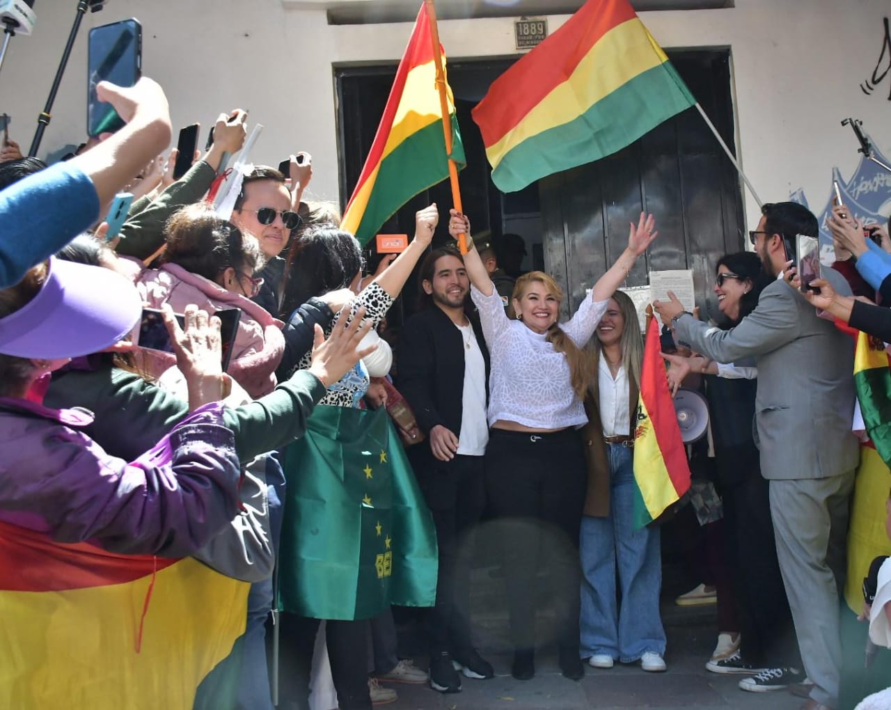 “Jamás voy a arrepentirme de haber servido a mi patria”, dice Áñez al salir del penal