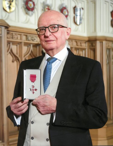 Winston Moore, presidente de la Anglo-Bolivian Society, recibe la distinción MBE del Reino Unido