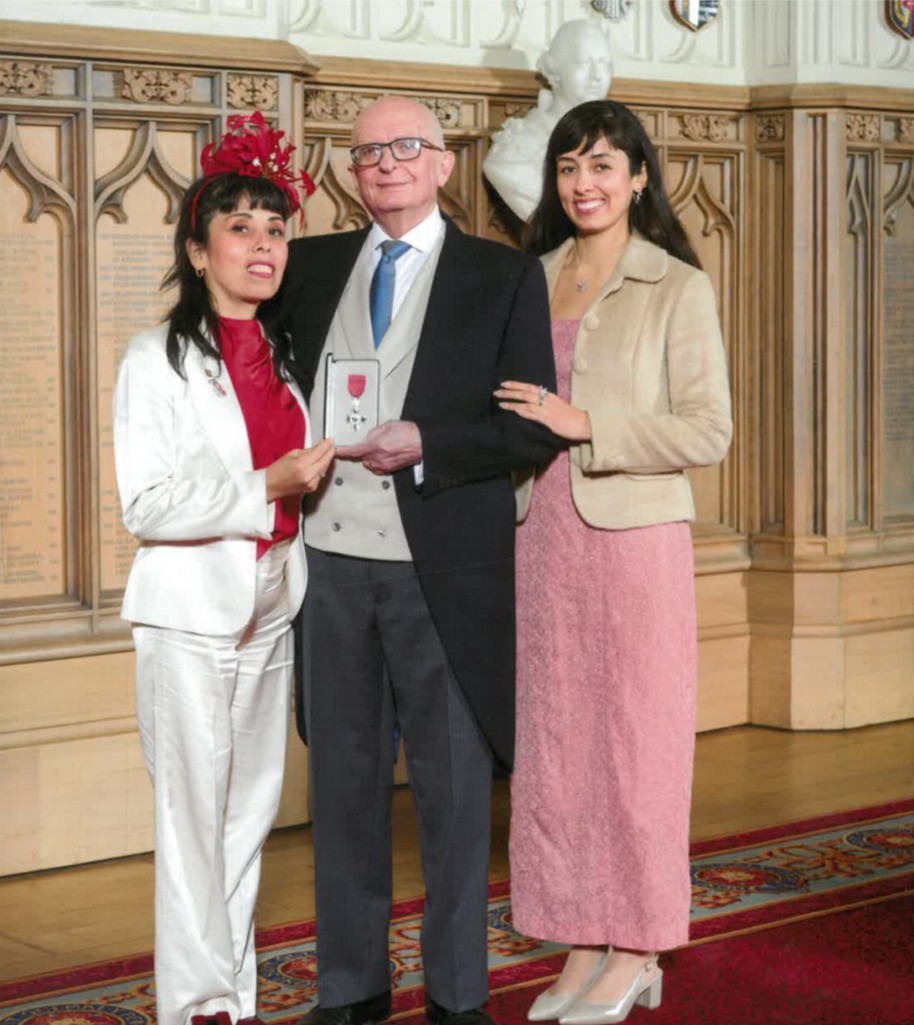 Winston Moore, presidente de la Anglo-Bolivian Society, recibe la distinción MBE del Reino Unido