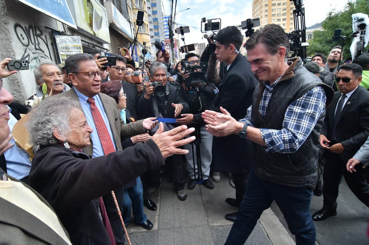 El presidente Paz devuelve la sede de la APDHB a Amparo Carvajal