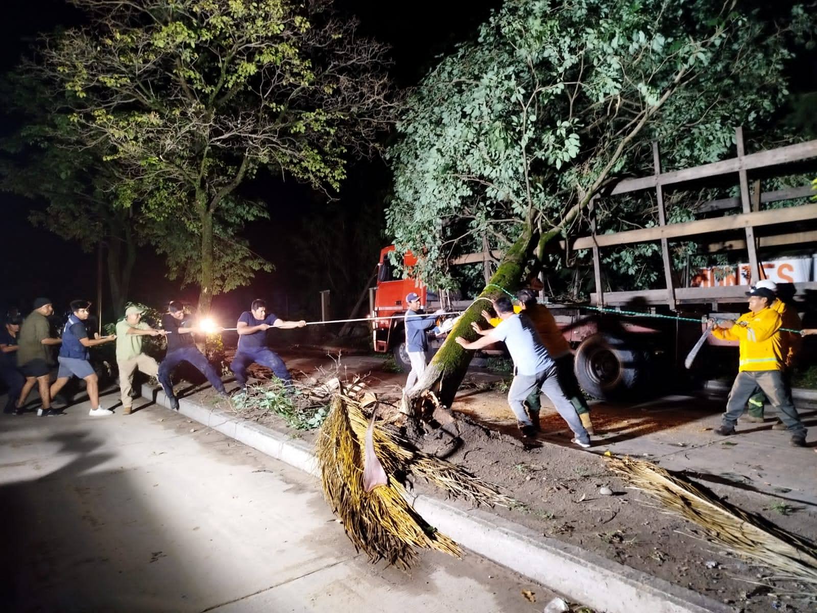 Vientos huracanados y lluvias causan destrozos en Bermejo