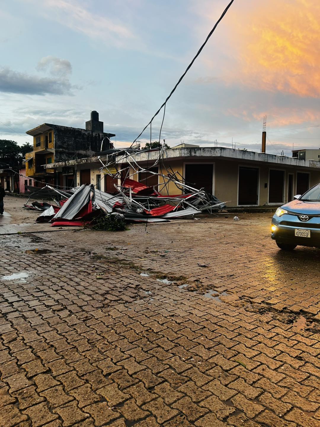 Vientos huracanados y lluvias causan destrozos en Bermejo