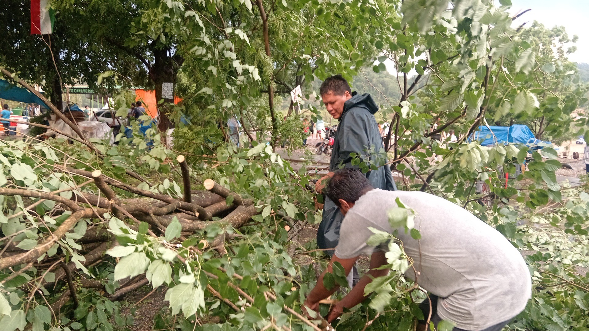 Vientos huracanados y lluvias causan destrozos en Bermejo