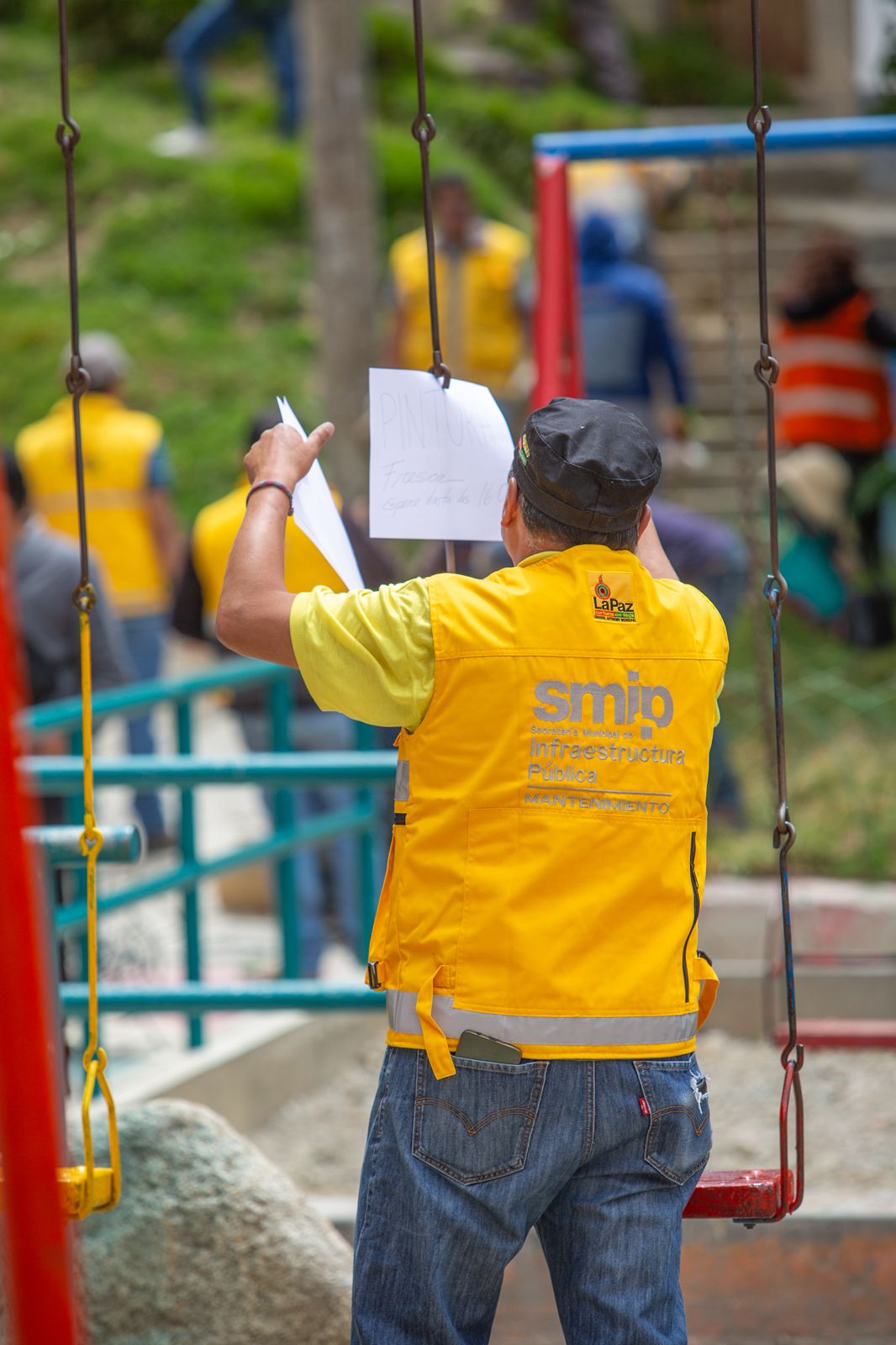 Luis Revilla recorre las calles y habla con la gente
