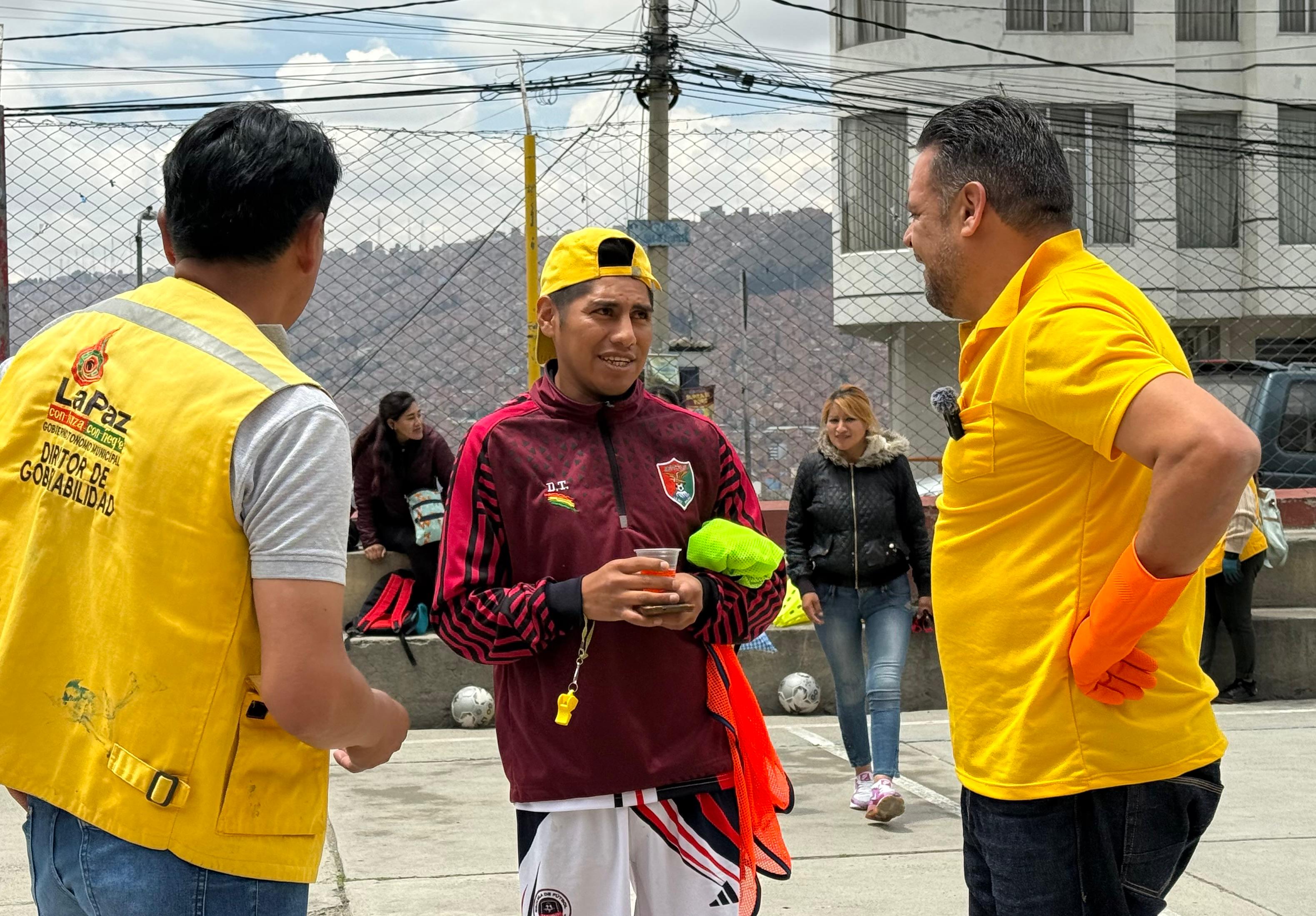 Luis Revilla recorre las calles y habla con la gente