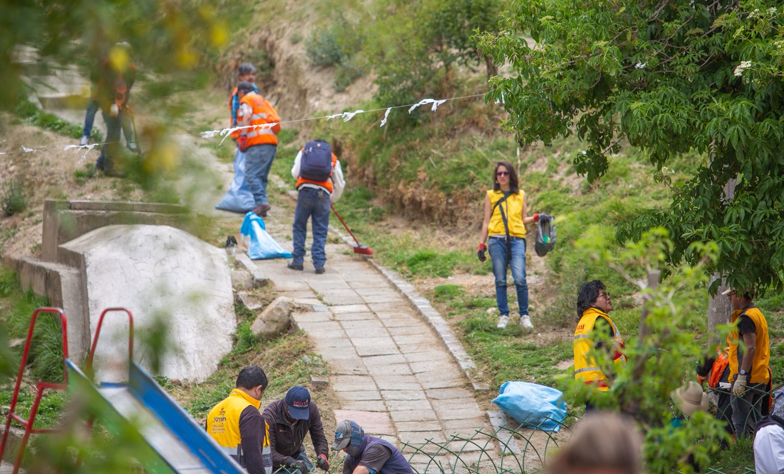 Luis Revilla recorre las calles y habla con la gente