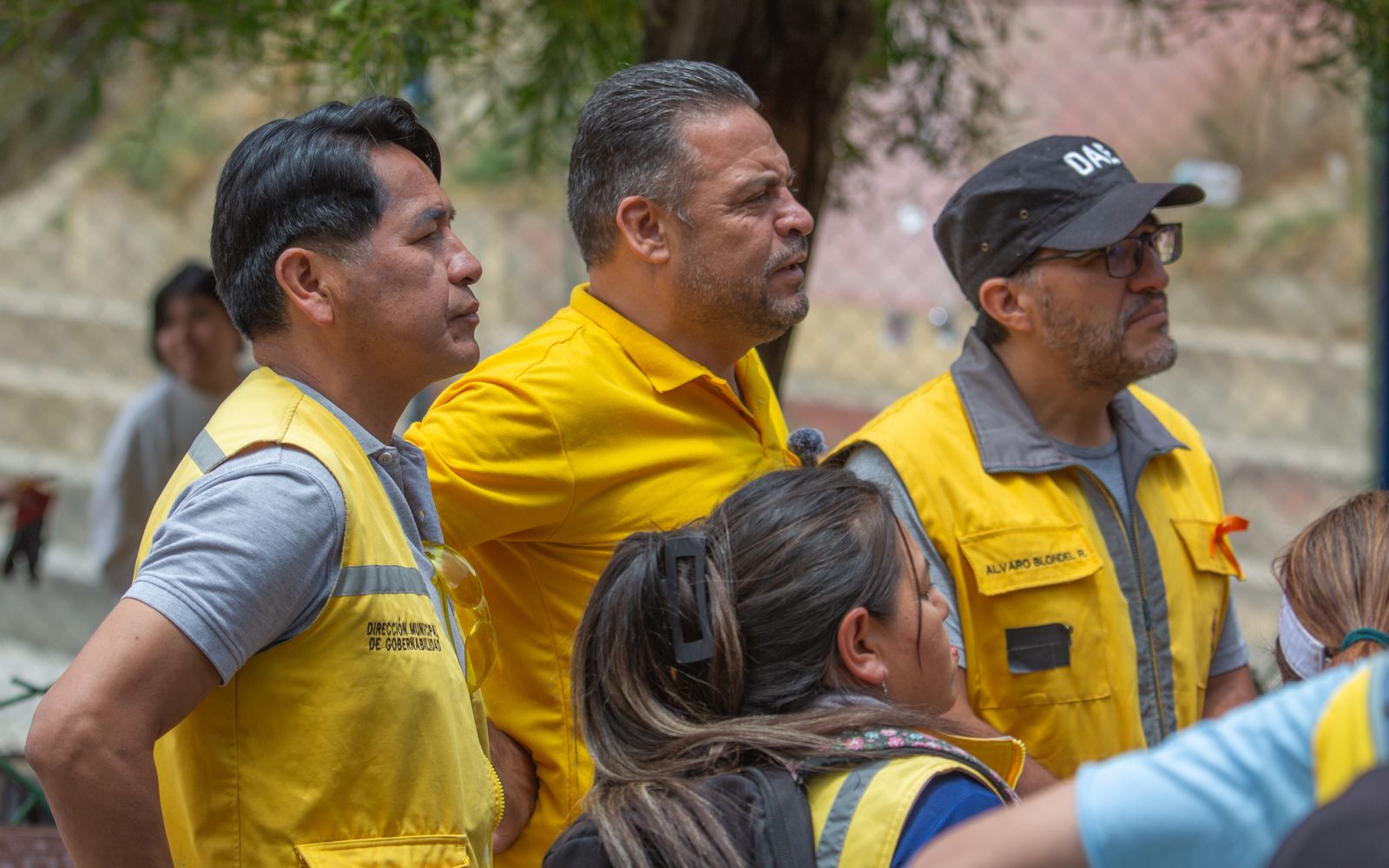 Luis Revilla recorre las calles y habla con la gente