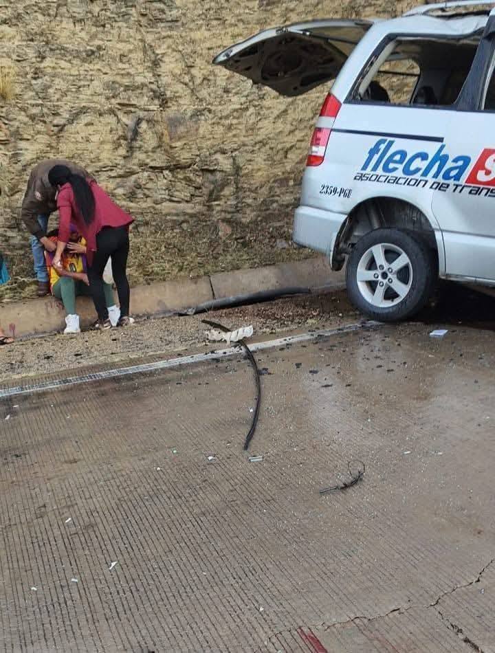 Choque entre camión y miniván en Tarija deja dos muertos