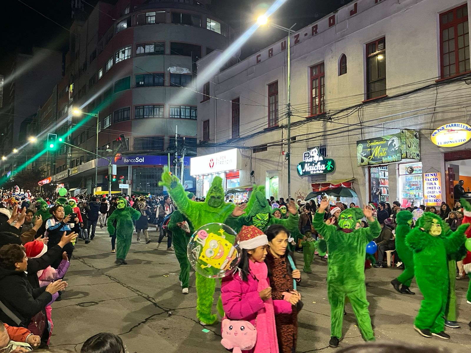 La Paz da la bienvenida a la época navideña con una caravana de artesanos y comerciantes