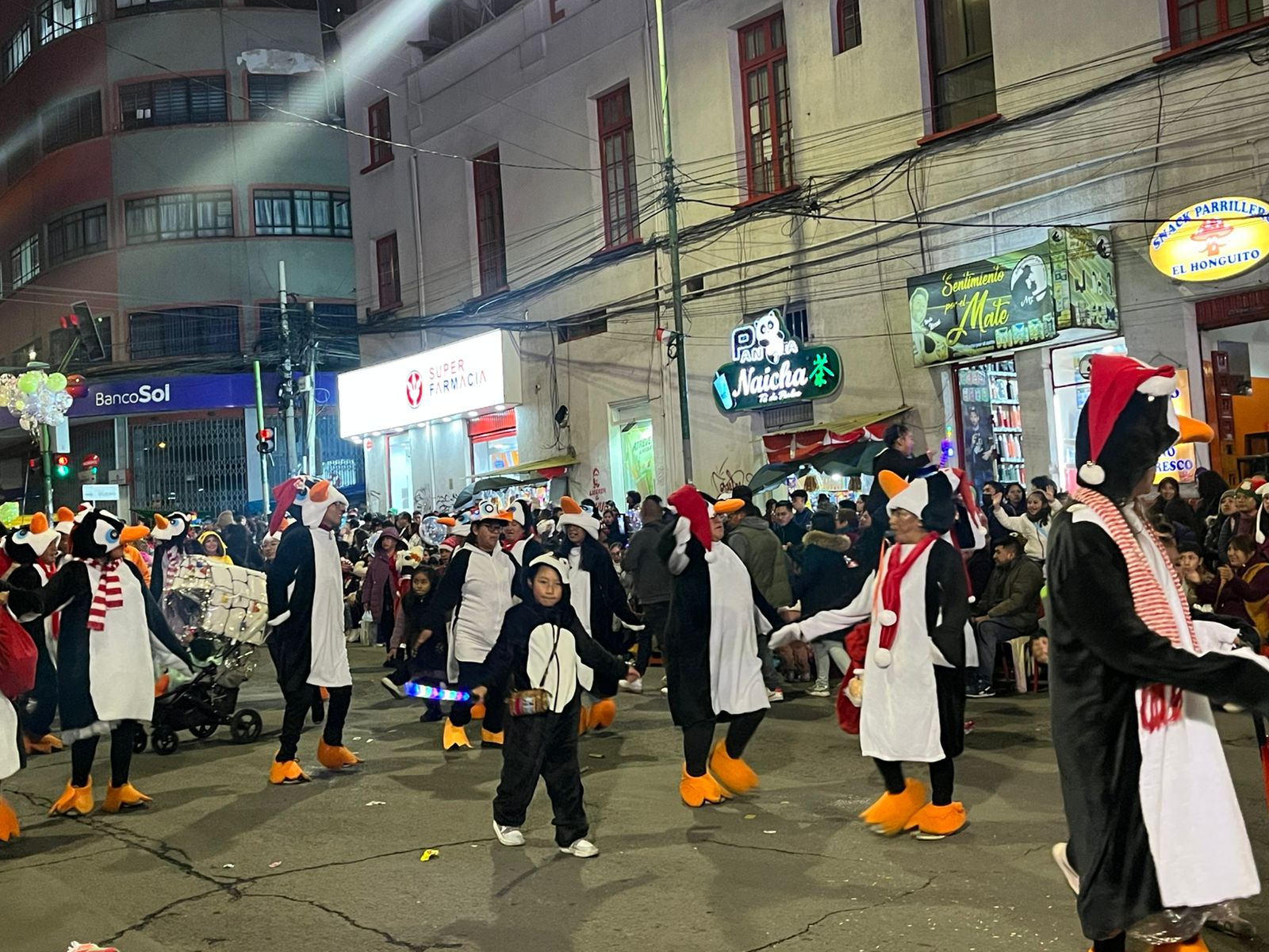 La Paz da la bienvenida a la época navideña con una caravana de artesanos y comerciantes