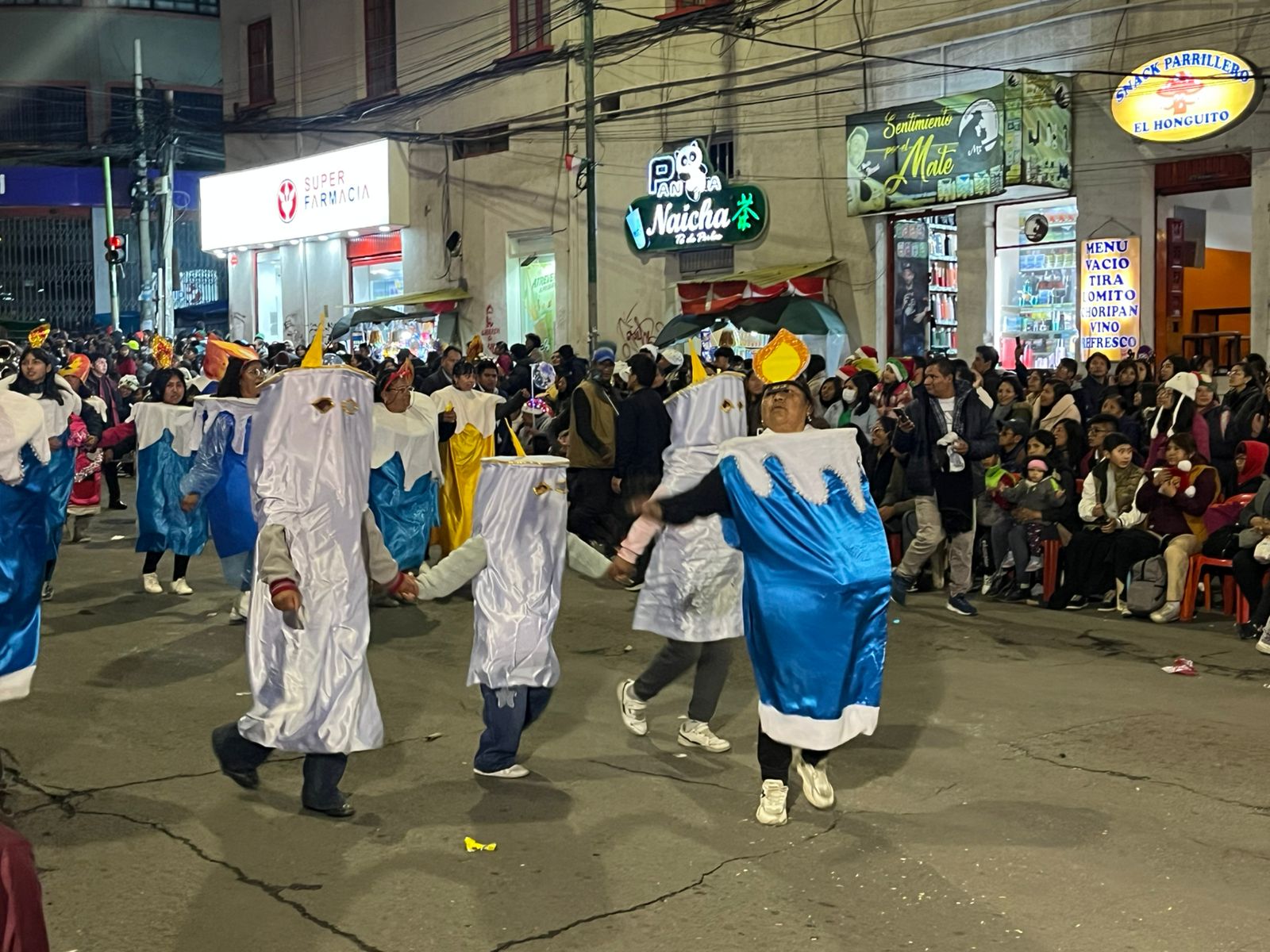 La Paz da la bienvenida a la época navideña con una caravana de artesanos y comerciantes