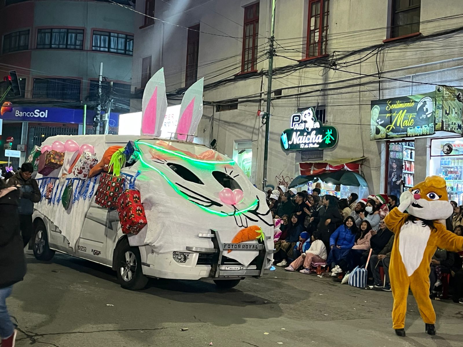La Paz da la bienvenida a la época navideña con una caravana de artesanos y comerciantes