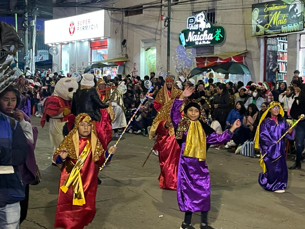 La Paz da la bienvenida a la época navideña con una caravana de artesanos y comerciantes