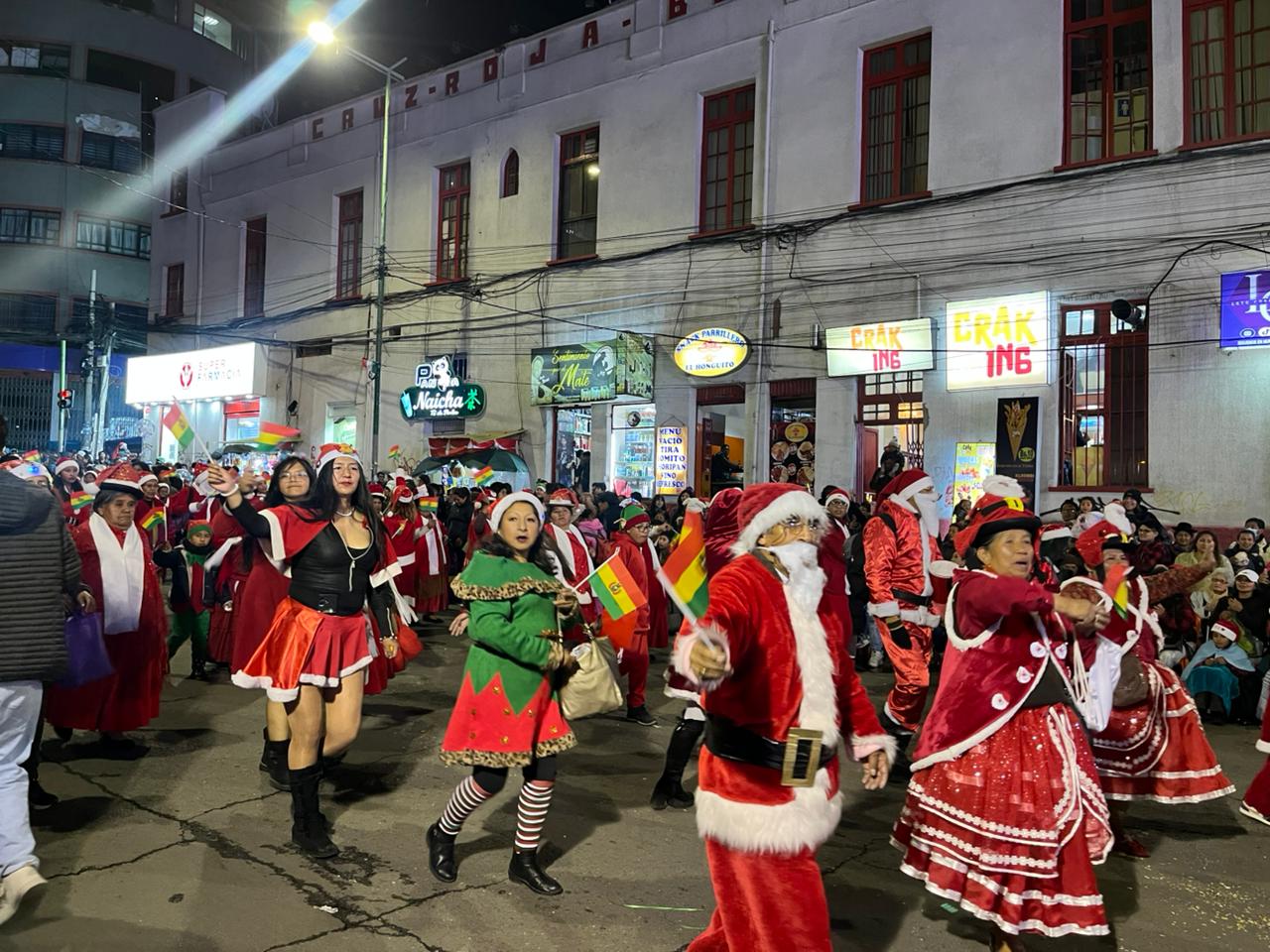 La Paz da la bienvenida a la época navideña con una caravana de artesanos y comerciantes