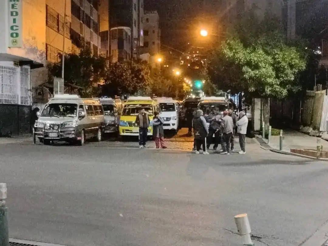 Choferes paran y bloquean en La Paz en rechazo a la eliminación de la subvención de combustibles