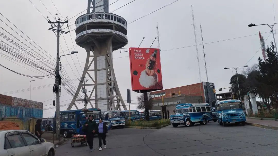 Choferes paran y bloquean en La Paz en rechazo a la eliminación de la subvención de combustibles