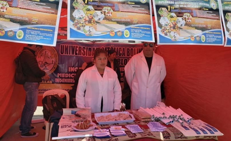 En feria educativa de la UACs UCB destacan carreras de emprendimiento y productivas