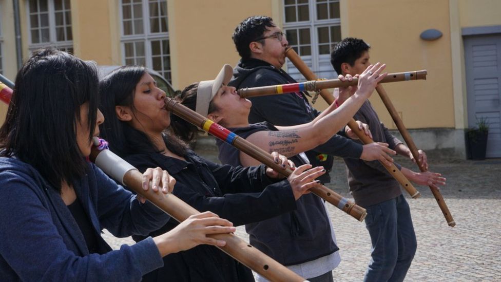 La increíble historia de los 25 jóvenes músicos bolivianos que cumplen 75 días de cuarentena en un palacio alemán