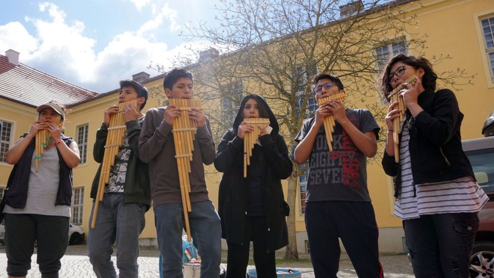 La increíble historia de los 25 jóvenes músicos bolivianos que cumplen 75 días de cuarentena en un palacio alemán