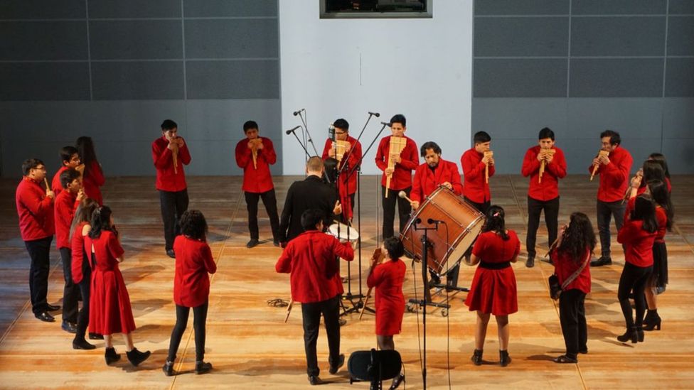 La increíble historia de los 25 jóvenes músicos bolivianos que cumplen 75 días de cuarentena en un palacio alemán