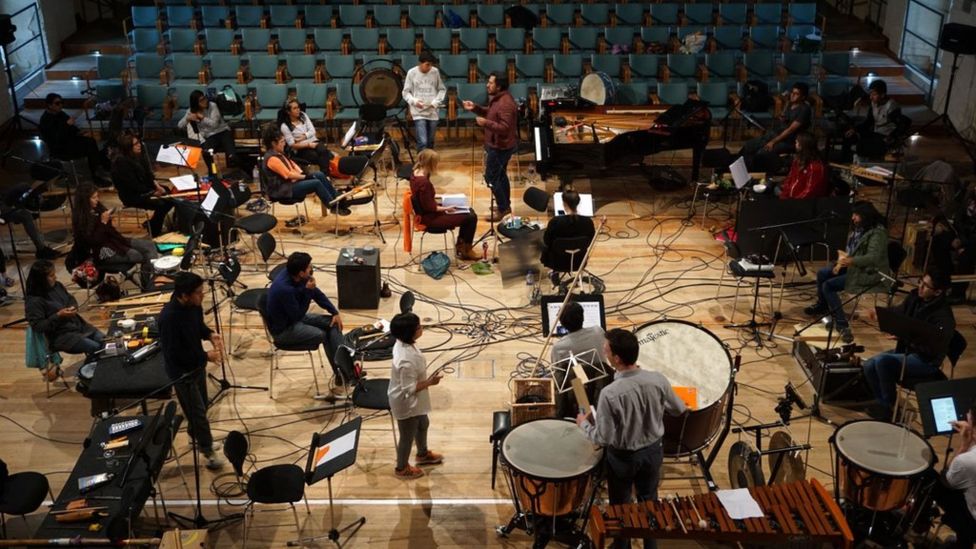 La increíble historia de los 25 jóvenes músicos bolivianos que cumplen 75 días de cuarentena en un palacio alemán