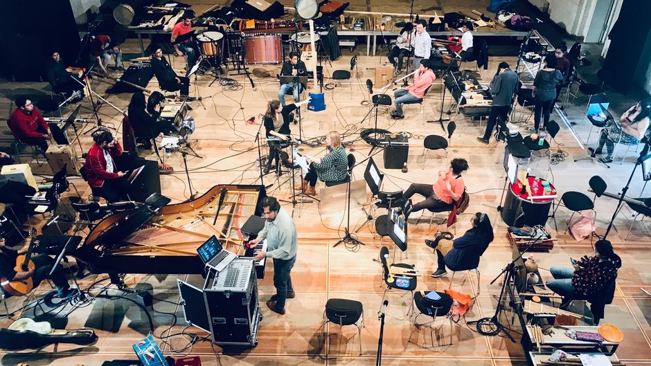 La increíble historia de los 25 jóvenes músicos bolivianos que cumplen 75 días de cuarentena en un palacio alemán
