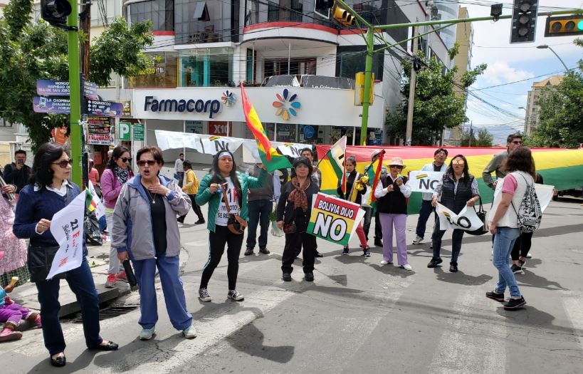 En defensa del 21F el paro cívico es exitoso, con bloqueo de calles en gran parte del país