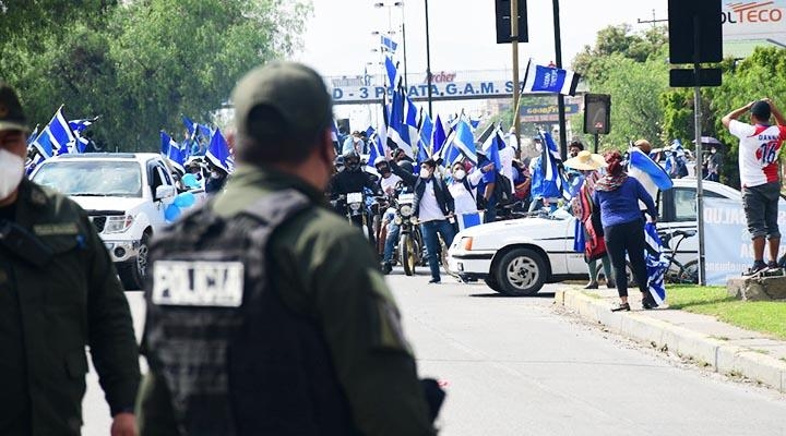 Policía no permite el ingreso de la caravana del MAS a la ciudad de Cochabamba debido a la cuarentena